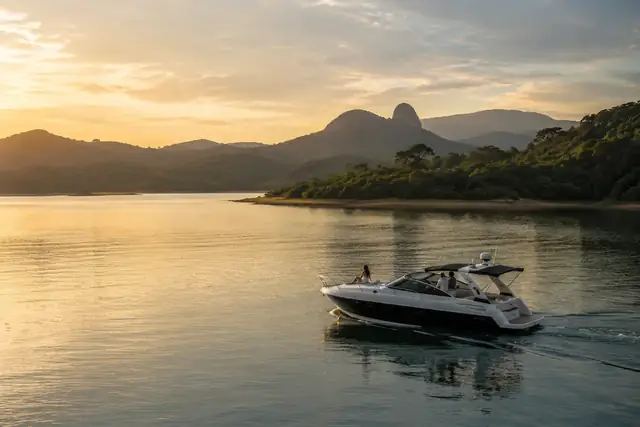 Passeio de barco em lago cercado por natureza