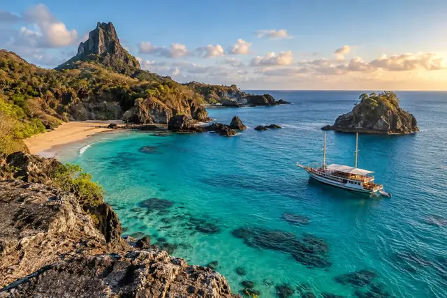 Paisagem costeira de Fernando de Noronha