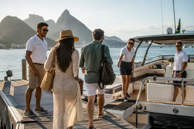 Passageiros chegando ao píer para embarque